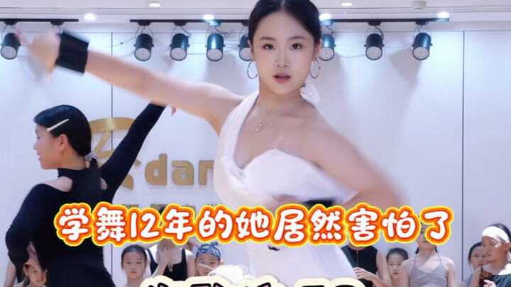 Bạn có tin nổi không? Cô ấy học múa 12 năm rồi mà vẫn sợ hãi!
