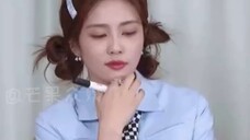 原来就算是女明星也一样逃脱不了在亲戚面前表演节目啊,两个人都好可爱啊