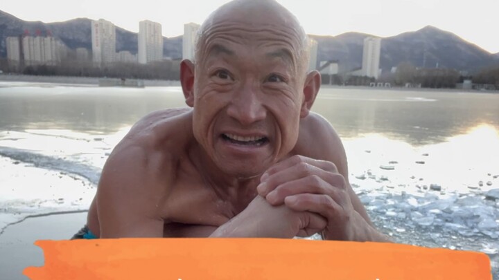 Long live the persevering youth! Winter swimming for fitness can be dangerous, so don't imitate it!