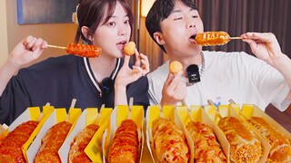 Don't laugh! Treat Ouyang Nana to a crispy cheese hot dog! Who knew this goddess would eat like this