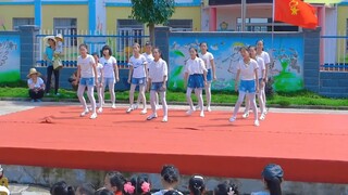 Cute kids are coming! Lively performance of "Duckling"