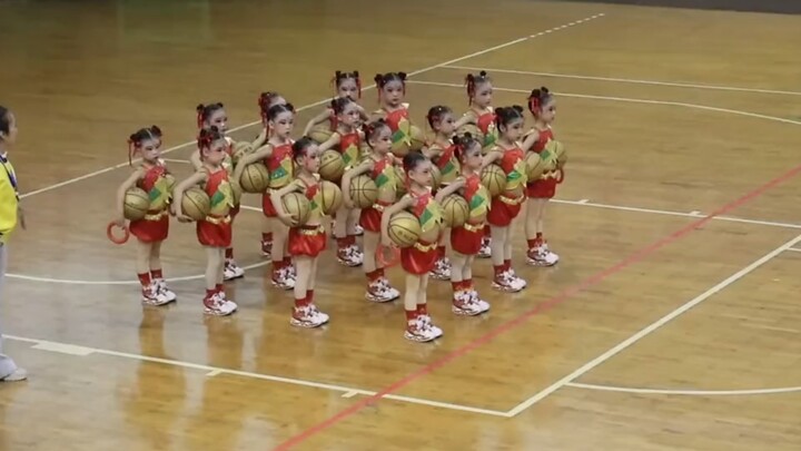 看着奶声奶气的，竟然跳得这么好！