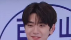 หลินยี่ เจ้าเด็กน้อย มองไปทางอื่น 555 หลิวอี้เฟยตาตรง เด็กคนนี้ซ่อนอะไรไว้ไม่ได้ 😂