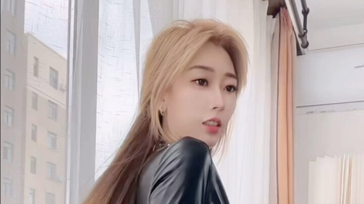 A lively Liaoning girl dressed in a full leather outfit