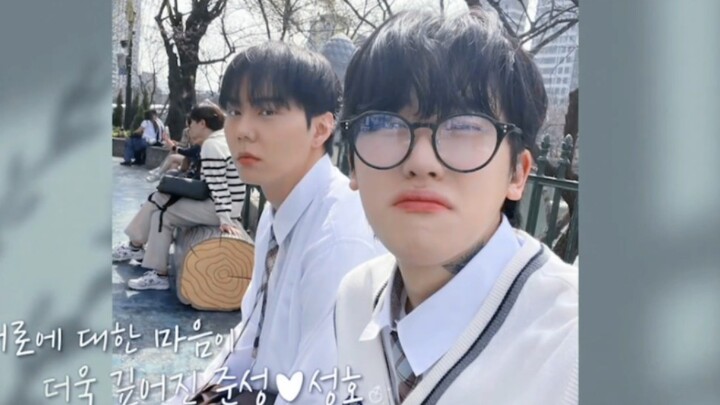 “พี่ หนูคิดถึงพี่แล้ว” เขาก้มหน้าซุกตัวเข้าไปในอ้อมแขนของจวิ้นเฉิง จวิ้นเฉิงรีบโอบเขาไว้อย่างตื่นๆ เ
