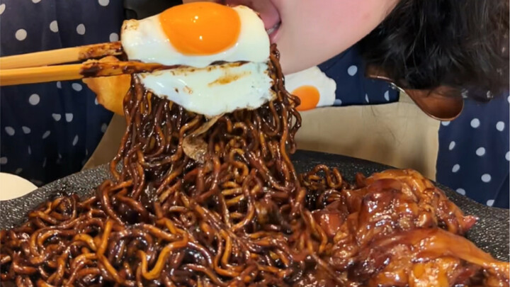 Braised beef tendon with sauce, fried sauce noodles, sweet and sour pork