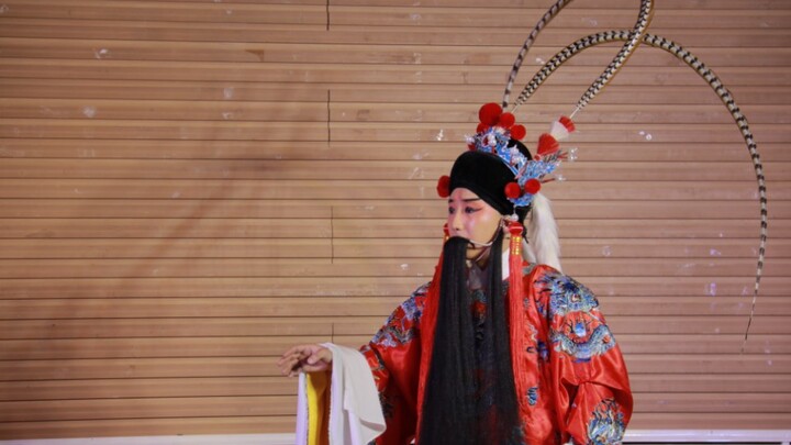 Some Silly College Students’ Bachelor’s Gown Transformations