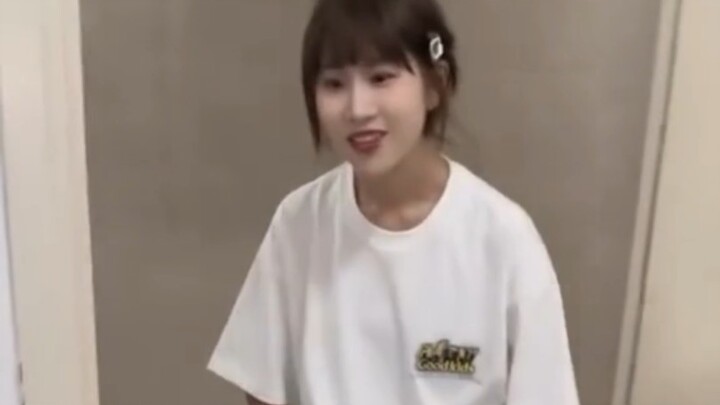 中国女孩模仿黄毛在外网爆火，tiktok网红也合拍玩梗