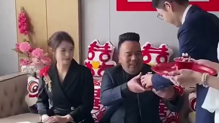 Vào ngày rước dâu, chú rể mời trà bố mẹ vợ. Bố vợ điềm đạm, khiêm nhường; mẹ vợ xinh đẹp, đoan trang