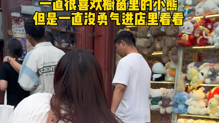 When I was little, there were almost no places selling dolls in the village. He treated me to a lavi