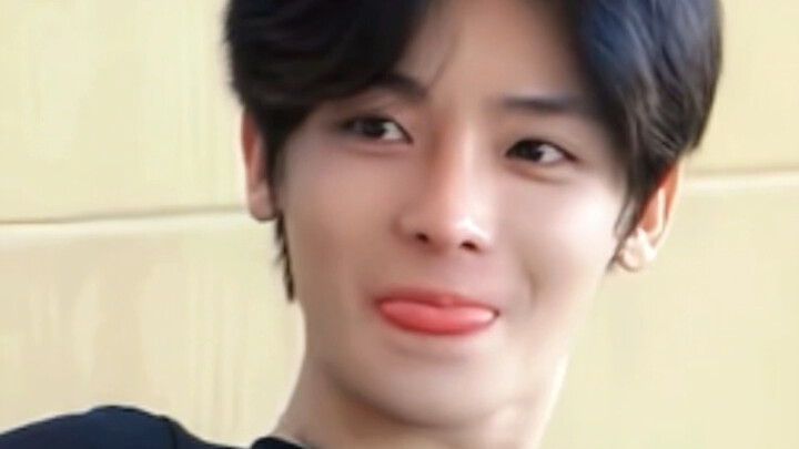 I just happened to watch an idol drama on a variety show, all fresh and lively.