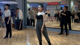 Nhóm thi Cha Cha, trợ giảng và biểu diễn âm nhạc