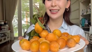 Buah cantik dari bangkok..   mirip mangga tapi kulit nya tipis.. manis