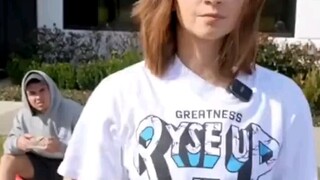 你猜猜她为什么倒着走