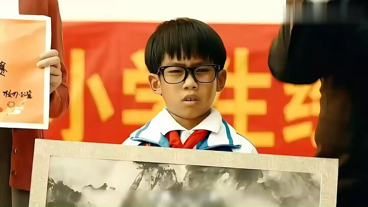 Từ nhỏ, cậu bé đã vô cùng may mắn, cuộc đời cứ như được “mở hack” vậy, suôn sẻ hết mức.