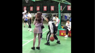 "Anh ấy có một số thứ, nhưng không nhiều."