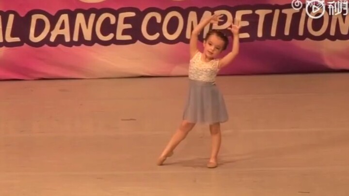 น่ารักสุดๆ! การแสดงเต้นของหนูน้อยวัย 4 ขวบ! ทำอีกแล้วอยากหลอกให้ฉันมีลูกสาว