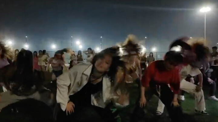 Màn kết hợp của 2NE1 Zhang Yixing và Lisa! Flashmob tại câu lạc bộ hip-hop của trường đại học! Chúc 