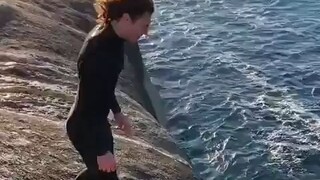 大海饶了他一命，也教会了他一课：人类在自然面前真的太渺小了！
