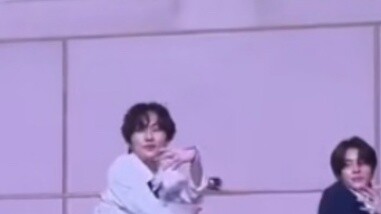Eunjung and others please open your eyes, there really are no female dancers this time!!!