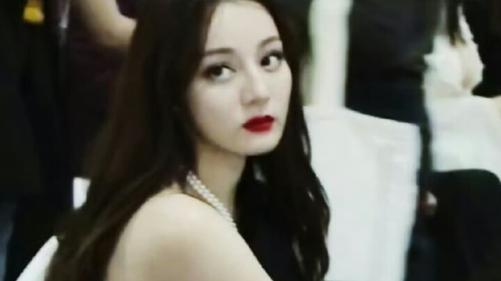 At the time, Dilraba must have been really upset—she lost one earring. But Mikimoto said: “One side 