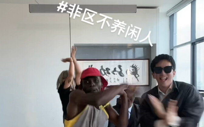 Tangan bunga ekspedisi Afrika; di kawasan Afrika tidak ada tempat bagi orang nganggur lho!