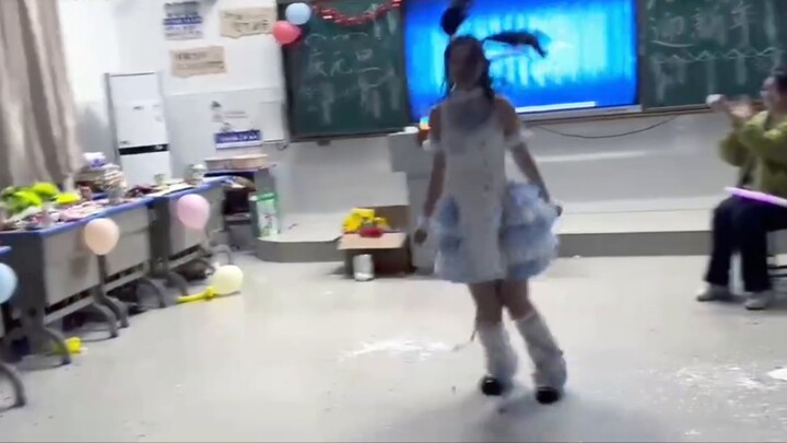 On the last New Year's Day of my senior year in high school, I danced the Bibi Deba in class! !