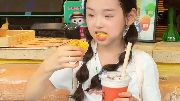 ฉันสนับสนุนการเดบิวต์ของลูกดาราแบบนี้ ด้านหลังลูกสาวผู้เปล่งประกายคือความรักของคุณแม่ #ต่งเสวียน #ลั