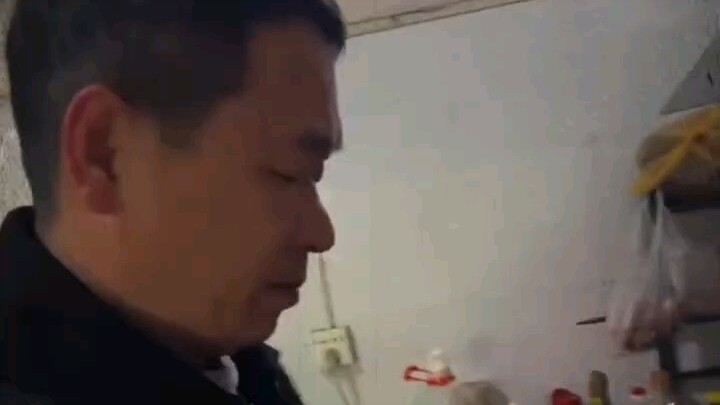 A netizen captured their Spring Festival homecoming in a one-minute video. Another netizen commented