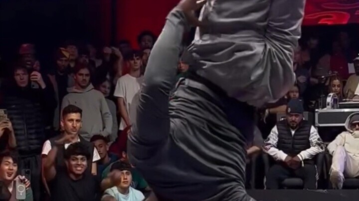 King-level street dance, the guy’s first move shocked the audience, his explosive power was amazing!