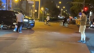 รถโรลส์-รอยซ์คันใหม่ถูกชนโดยรถพลังงานไฟฟ้า ผู้ขับขี่ถึงกับทนไม่ไหว!