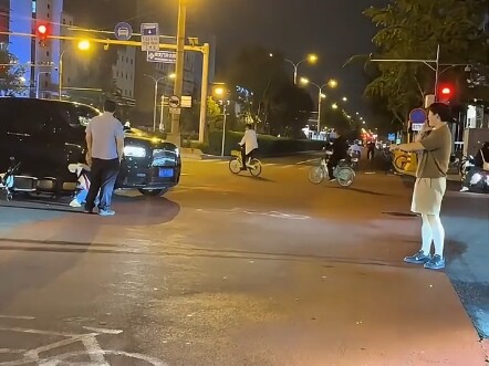 新买的的劳斯莱斯被电动车撞了，司机气崩溃了！