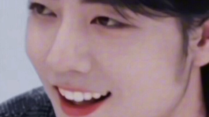 Xiao Zhan's look when he turned back and raised his eyes was so stunning, we watched it 1005 times, 