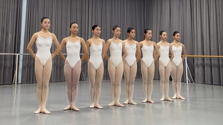 การแสดงฝึกพื้นฐานของนักเรียนเต้นรำในชุดฟอร์มสีขาว