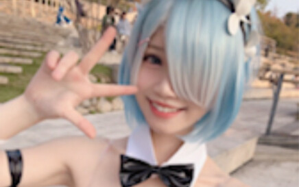 Rem bunny girl cosplay came to the comic convention and wanted to take pictures of girls but was too