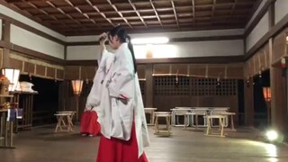 Tarian pedang pengorbanan Miko Jepang