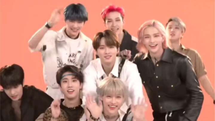 【straykids】Showing skz's backdoor dance relay to my childhood friend... Why do I feel like my childh
