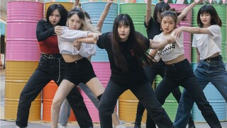Hmm... Kenapa mereka tidak semua berada dalam satu grup? Mahasiswa dari Chengdu Normal University me