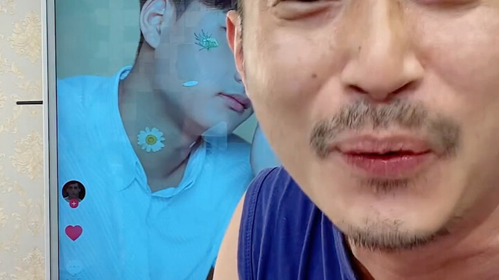 Chia sẻ một kiểu tạo hình cực đẹp, hoa cúc ngay trên cổ!