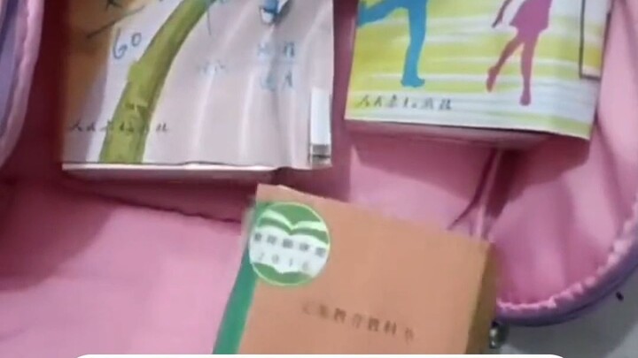 Keponakan gede ini lagi merajai toilet sekolah nih~ Kayaknya udah jadi kepala toilet deh~