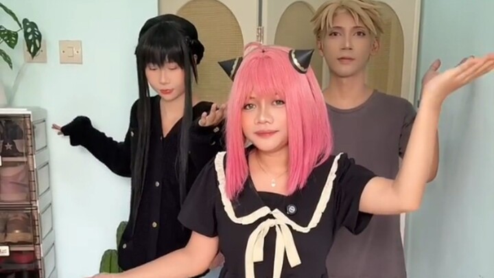 COSPLAY SAMBIL MENARI BARENG BESTI