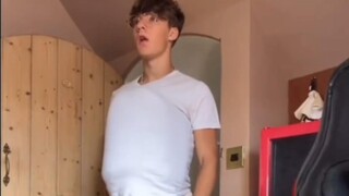 เมื่อพ่อของคุณเข้ามาในห้องของคุณโดยไม่มีเหตุผลที่ชัดเจน