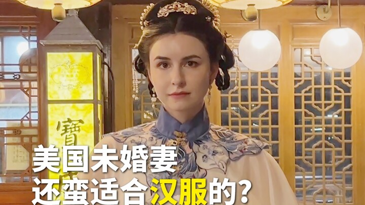 Kekasih asal Amerika mengenakan hanfu saat keluar, terasa kurang pas ya?