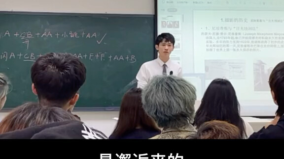 “Cô ơi, bạn cùng phòng ai cũng yêu hết rồi, em có nên yêu luôn không?”