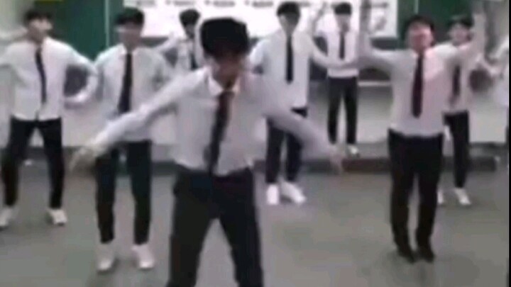 ทำไมก่อนที่คุณจะเดบิวต์คุณถึงบ้ากว่าฉันอีก?