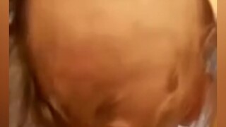 Kakak memotong rambut adiknya di rumah