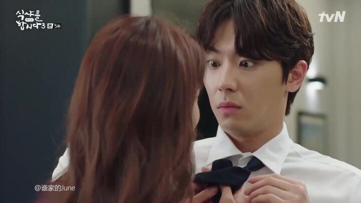 Thư Nghiên liên tục có những màn khiêu gợi, trêu chọc hết sức gần gũi, thử hỏi ai mà chịu nổi chứ?!