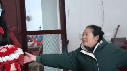 Kita sedang membicarakan bisnis bernilai ratusan ribu, membawa sekuntum bunga itu kan hal yang wajar