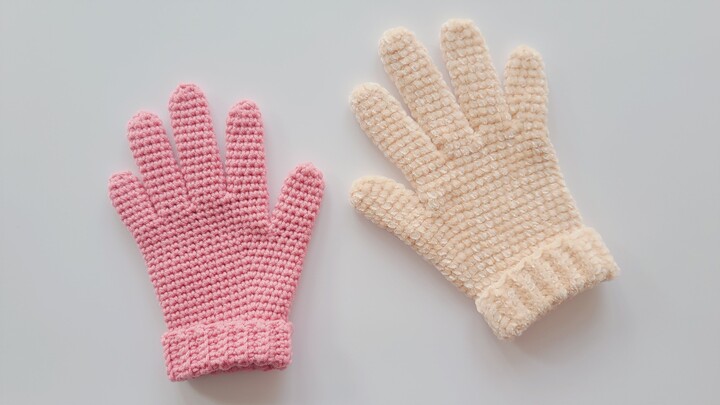 Crochet five-finger gloves: precision in the details is the benchmark for comfort.