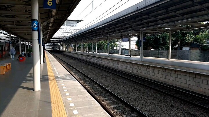 hunting kereta api di stasiun Jatinegara